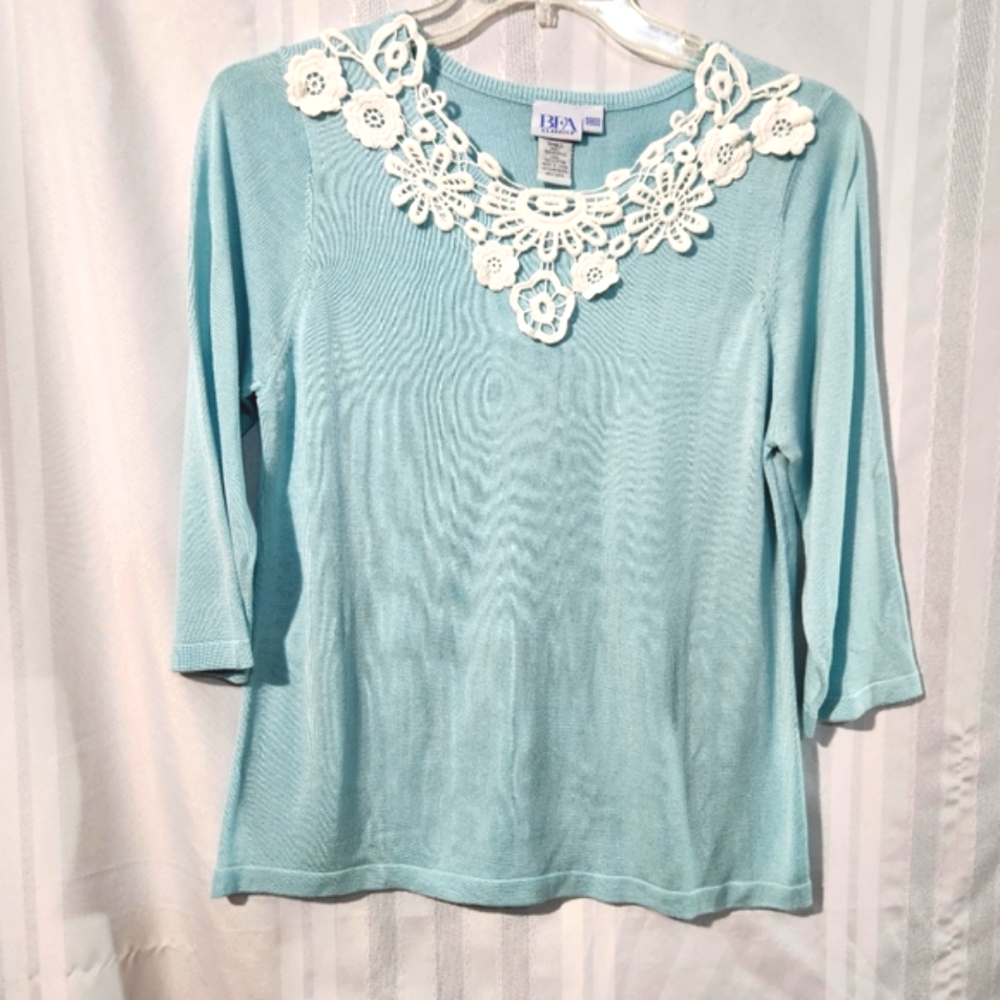 BFA CLASSICS TURQUOISE TOP LACE V NECK SIZE SMALL